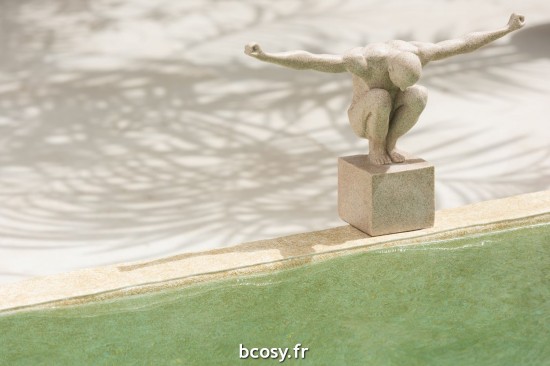 Jolipa Athlete Sur Socle Effet Marbre Poly Sable Large.