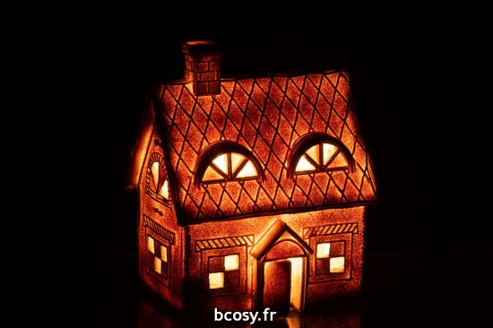 J-Line J Line crèches de Noël Jolipa Maison En Pain D Epice Rectangle Led Poly Marron Large.