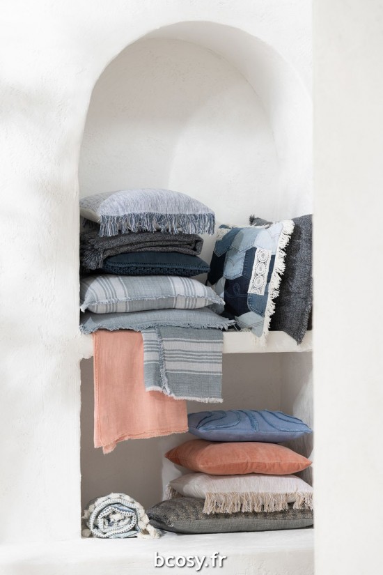 Jolipa Coussin Tissage Semi Uni Franges Coton Blanc Bleu.