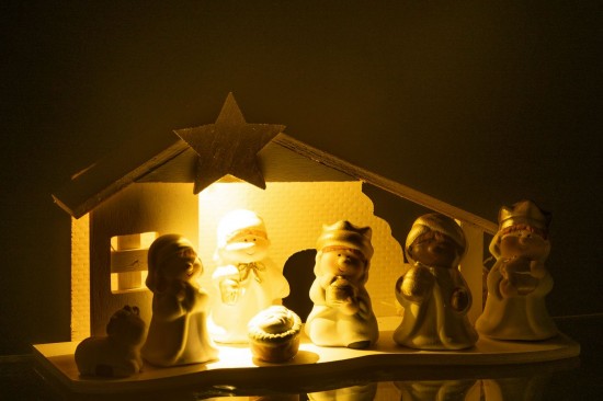 J-Line J Line crèches de Noël Jolipa Creche Led Porcelaine Blanc Or Large.