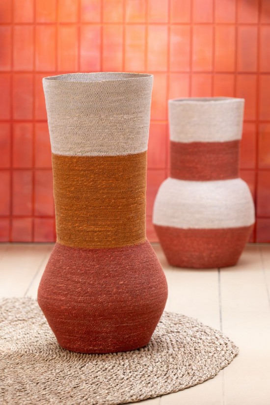 Jolipa Vase Rayures Jonc De Mer Naturel Rouille Terracotta.