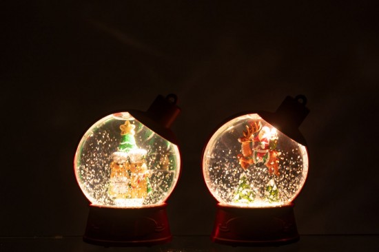 J-Line J Line neiges Jolipa Suspension Boule À Neige Bonhomme Pain D Épice Père Noël Plastique Rouge Noël Assortiment De 2.