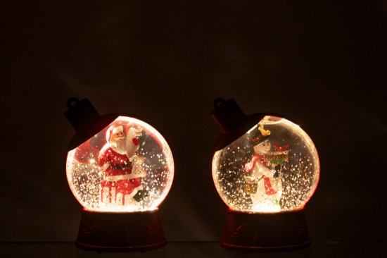 J-Line J Line neiges Jolipa Suspension Boule À Neige Bonhomme De Neige Père Noël Plastique Rouge Noël Assortiment De 2.