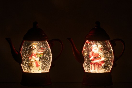 J-Line J Line neiges Jolipa Suspension Boule À Neige Théière Plastique Rouge Noël Assortiment De 2.