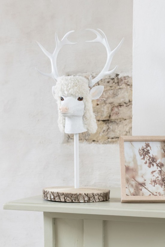 Jolipa Cerf Sur Base Fourrure Poudre De Chaux Écru Blanc.